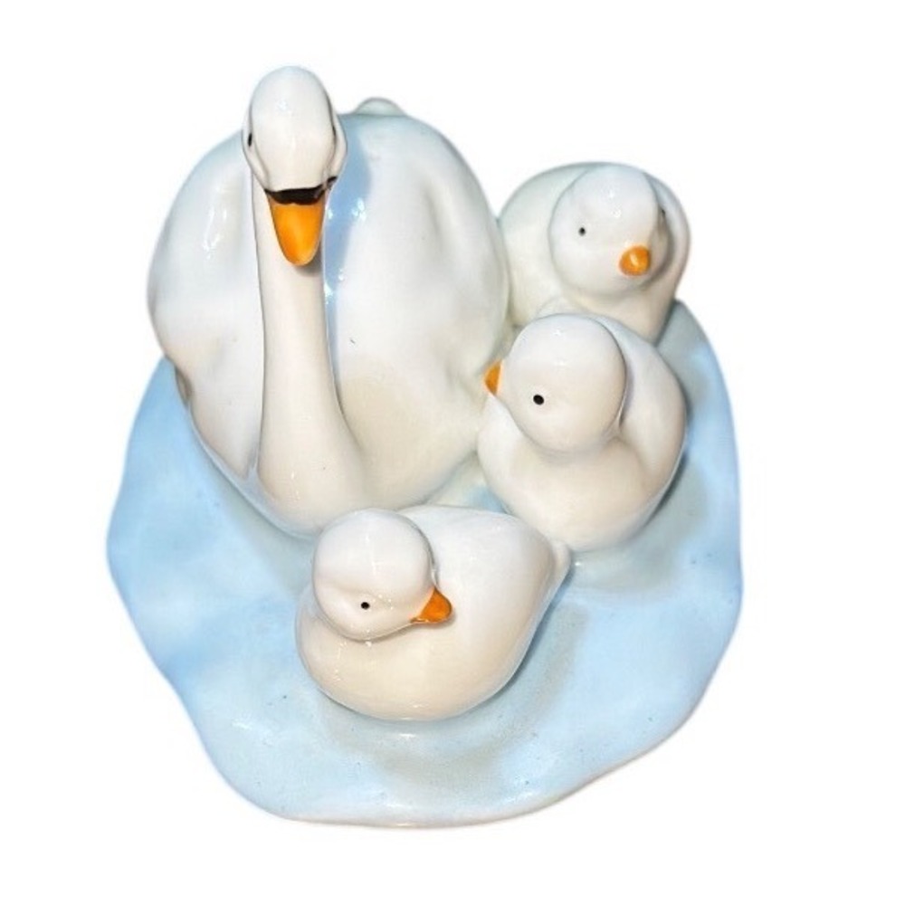 Meico Inc‎ Porcelain Swan Family Figurine Mother and Cygnets Handcrafted White